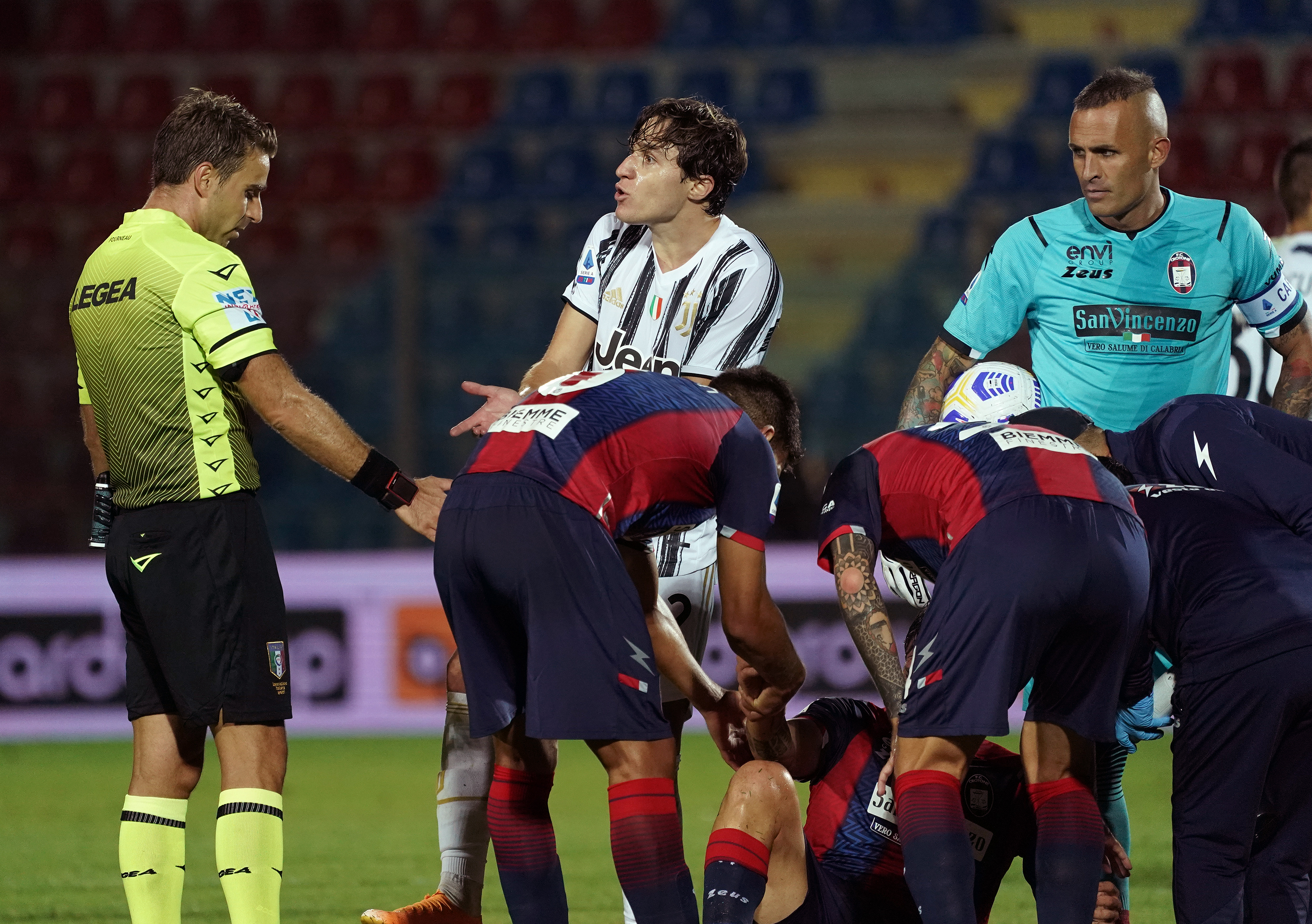 Curiosita L Arbitro Eroe Di Juve Crotone Acclamato Al Franchi Di Firenze